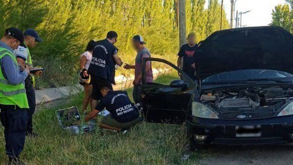 Lo pararon sobre la Ruta Chica y le encontraron un frasco con marihuana