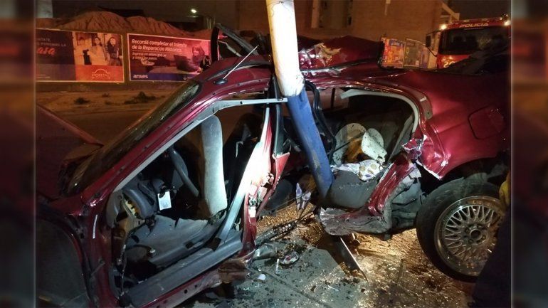 Dos jóvenes se estrellaron contra un poste en Neuquén: uno está grave