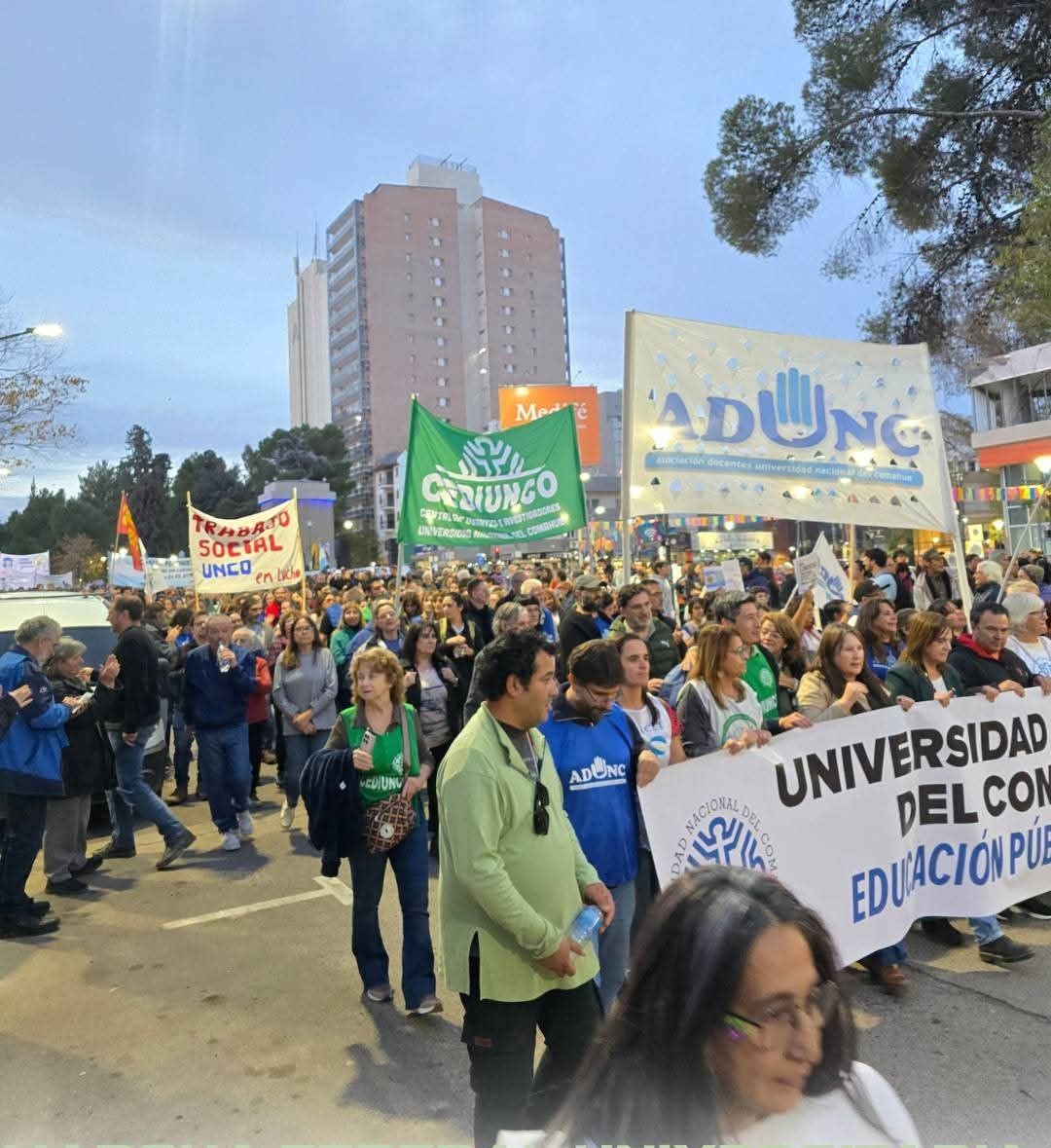 Docentes y no docentes de la UNCo recibieron como un alivio, aunque acotado e insuficiente, el aumento salarial.