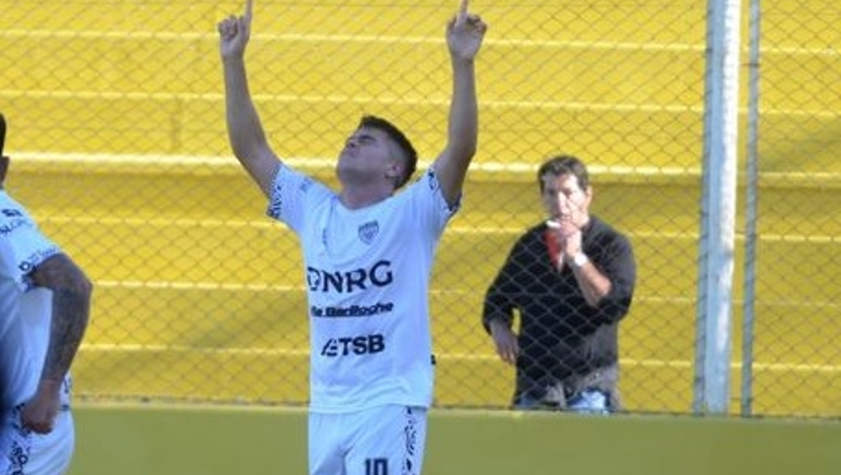 Alex Díaz festeja su gol en el Roberto Carminatti para Cipolletti contra Olimpo. Foto: gentileza La Nueva
