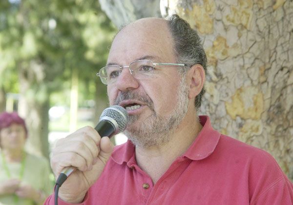 Ni por un instante el referente Luis Giannini, ya un militante de la vida, del presente y del futuro, ha dejado de levantar su voz contra las injusticias, las canalladas de los impiadosos y sus gobiernos y en contra de la opresión. Un militante firme, duro, endurecido, de fierro.