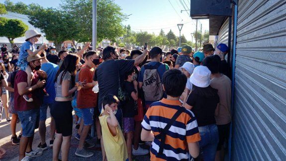 Homer El Mero Mero convocó a una multitud y se armó un escándalo
