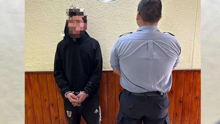 El trapito detenido por policías de la Comisaría 32. Lo acusaron de masturbarse en la vía pública. No lo pudieron imputar por exhibiciones obscenas y quedó libre. 