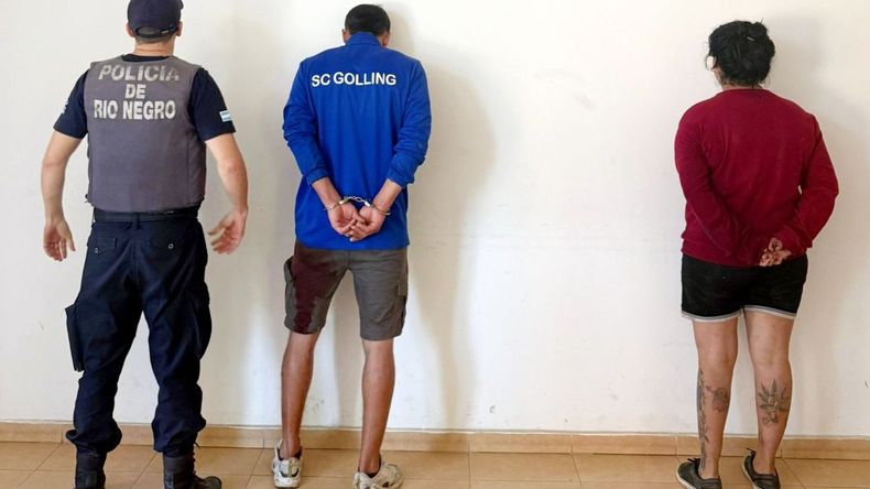 El hombre, herido de una puñalada, era buscado por la Justicia. Quedó detenido junto a su pareja, acusada de iniciar un incendio. | LMCipolletti.com El hombre, herido de una puñalada, era buscado por la Justicia. Quedó detenido junto a su pareja, acusada de iniciar un incendio.