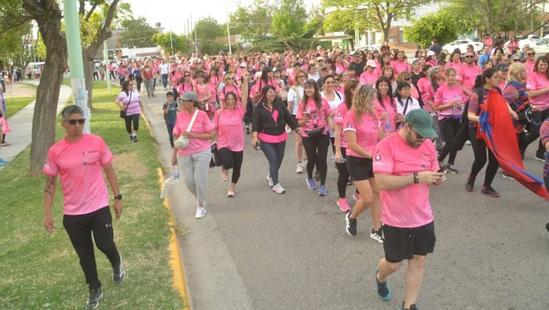 Cipolletti se tiñó de rosa en el mes de la prevención del cáncer de mama