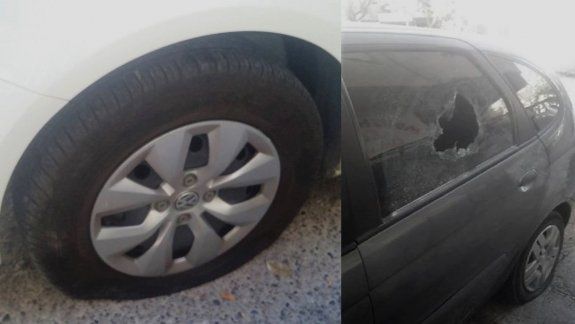 Vándalos destrozaron dos autos estacionados en el centro