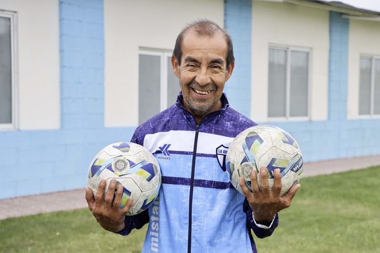 Miguelón con la ropa de Asociación Civil y Deportiva La Amistad. Fotos: Anahí Cárdena
