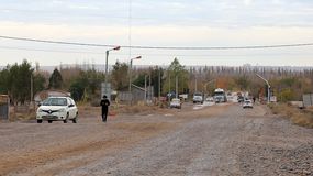 El violento incidente se produjo en el acceso a Las Perlas, a pocas cuadras del puente que conecta con Neuquén. | LMCipolletti.com El violento incidente se produjo en el acceso a Las Perlas, a pocas cuadras del puente que conecta con Neuquén.