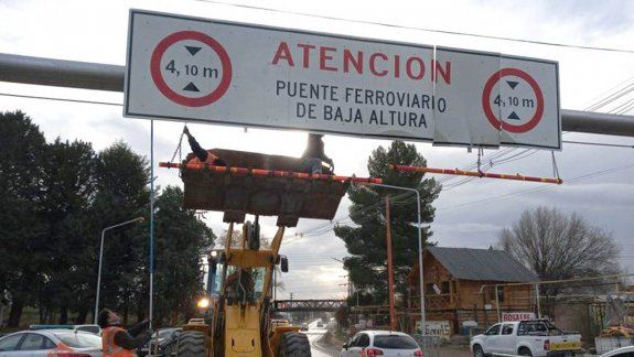 Buscan alternativas contra los choques al puente ferroviario