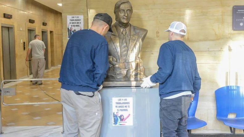 Adiós a Néstor Kirchner: el Gobierno retiró su busto del edificio de ANSES