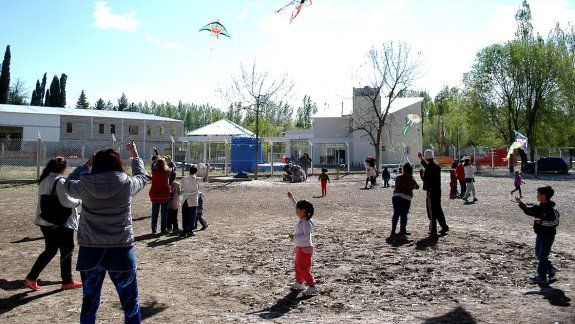 La AIC pronostica buen tiempo y con ascenso de la temperatura en el norte de la Patagonia, lo que permite actividades al aire libre como la barrileteada que se realizó en la Escuela Nº 45.&nbsp;