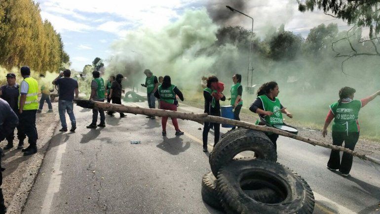 La protesta de ATE en Cordero se trasladará hoy a los puentes carreteros que unen Cipolletti y Neuquén.