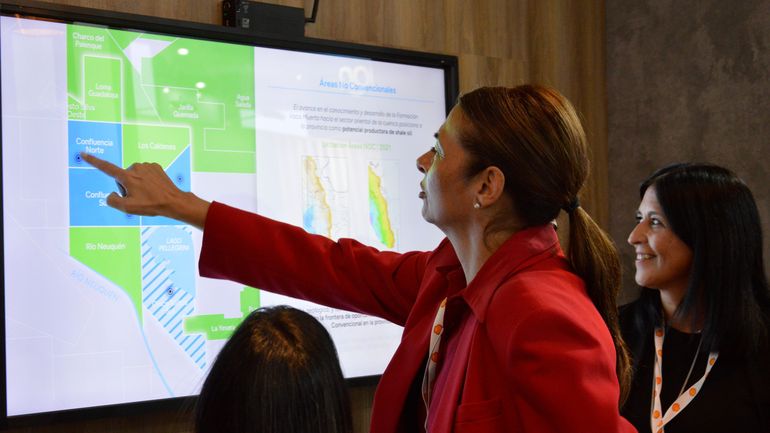 La secretaria de Energía y Ambiente, Andrea Confini encabezó la comitiva inaugural en la expo.