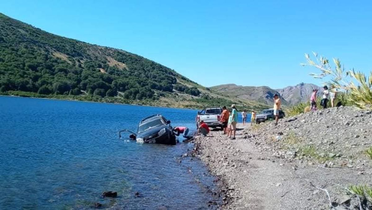 Turistas cayeron a una laguna y dos hermanos los salvaron