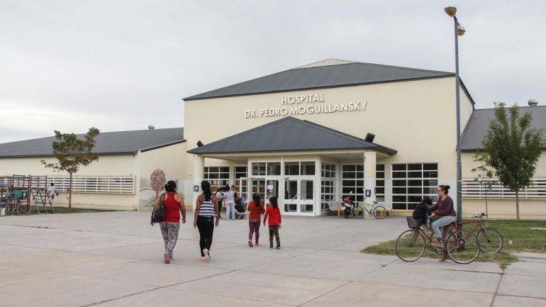 El joven prendido fuego quedó internado en el hospital de Cipolletti.