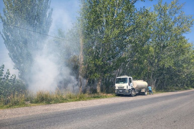 Si bien el foco principal había sido contenido, horas más tarde el fuego volvió a prenderse. 