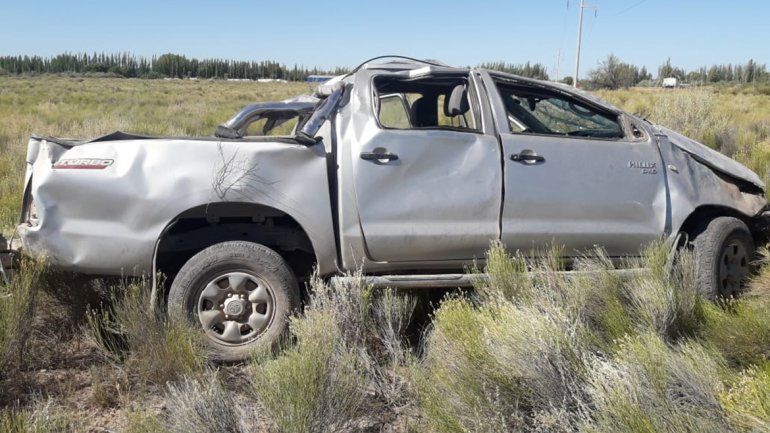 Perdió el control de la camioneta y volcó sobre la Ruta Nacional 151