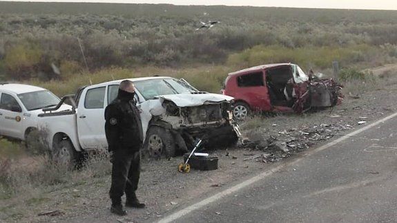 Quiso pasar a un camión y chocó de frente contra un auto