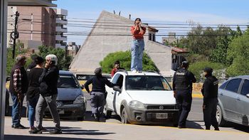 el video viral de una joven que reclama desde el techo de un auto en el poder judicial