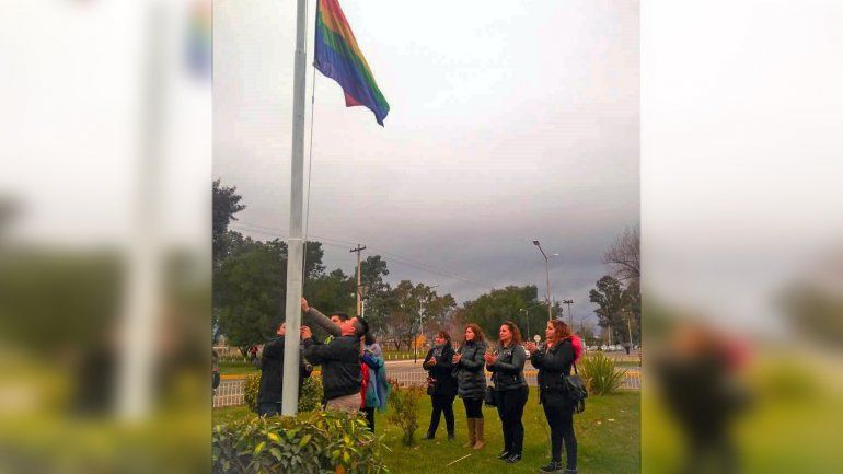 Allen: izaron por primera vez la bandera del Orgullo