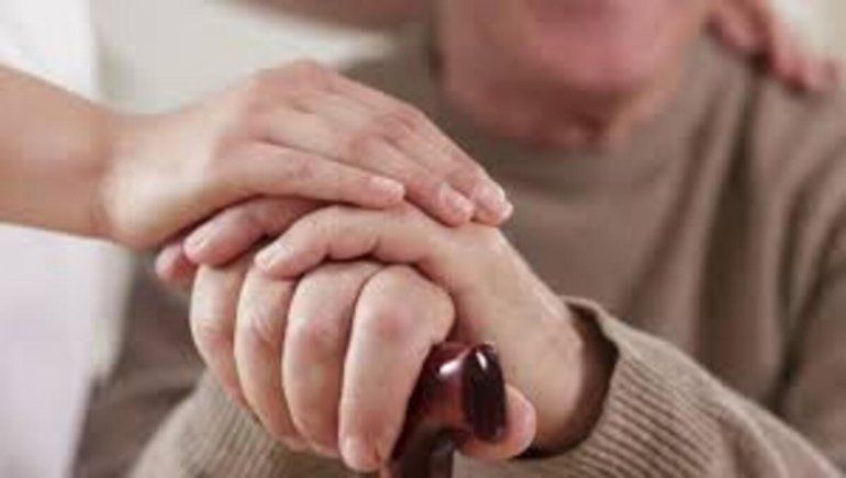 El gobierno difundió el formulario para quienes cuidan a adultos mayores