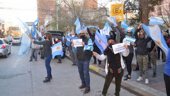 Masiva caravana opositora en las calles de la ciudad