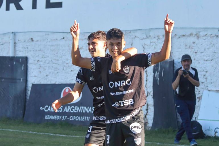 Alan festeja uno de sus dos goles el domingo pasado en La Visera. Fotos: Anahí Cárdena 