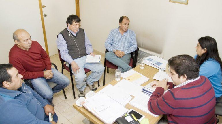 Taxistas y funcionarios consensuaron el camino para el aumento.