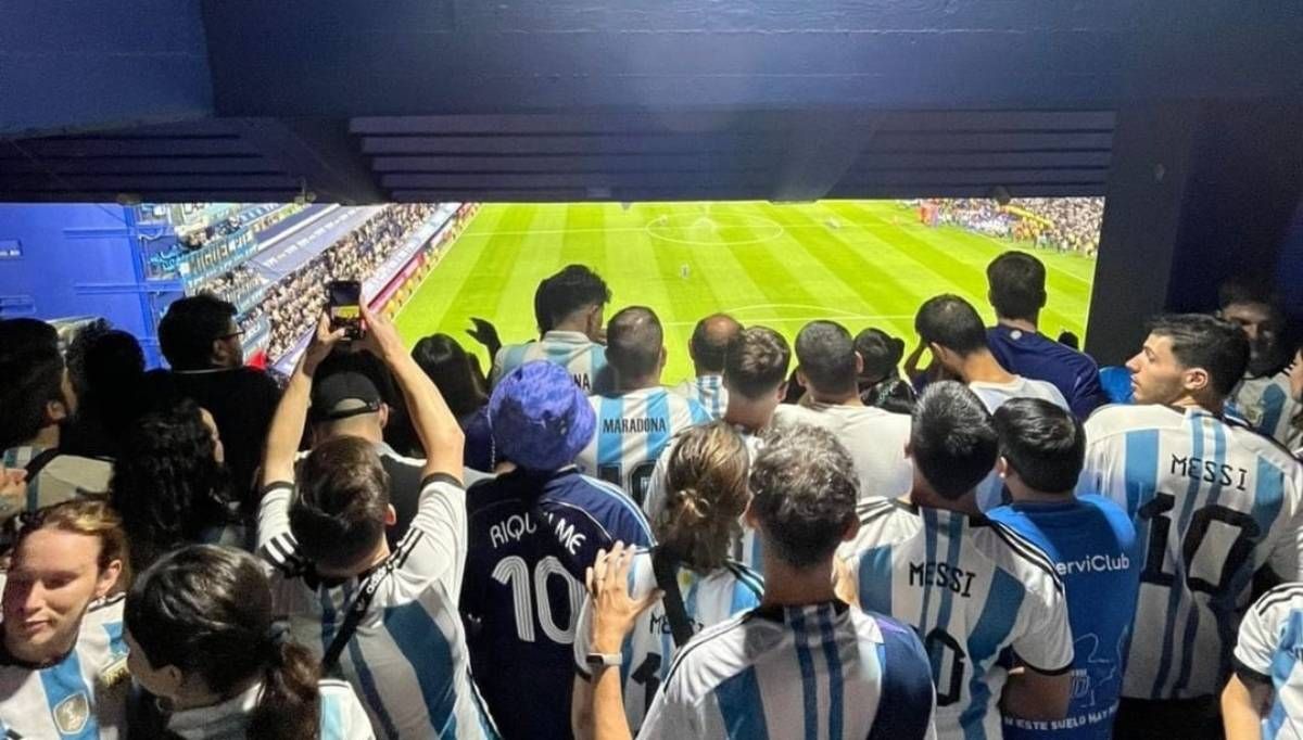 Hinchas en la Bombonera en el partido ante Uruguay. Foto X.
