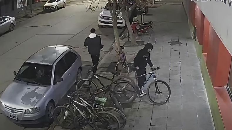 Los ladrones ya cortaron la cadena que protegía la bici y se la llevan. Pero apareció una mujer y escaparon sin llevarse nada. A pocos metros los esperaban otros dos cómplices. | LMCipolletti.com Los ladrones ya cortaron la cadena que protegía la bici y se la llevan. Pero apareció una mujer y escaparon sin llevarse nada. A pocos metros los esperaban otros dos cómplices.