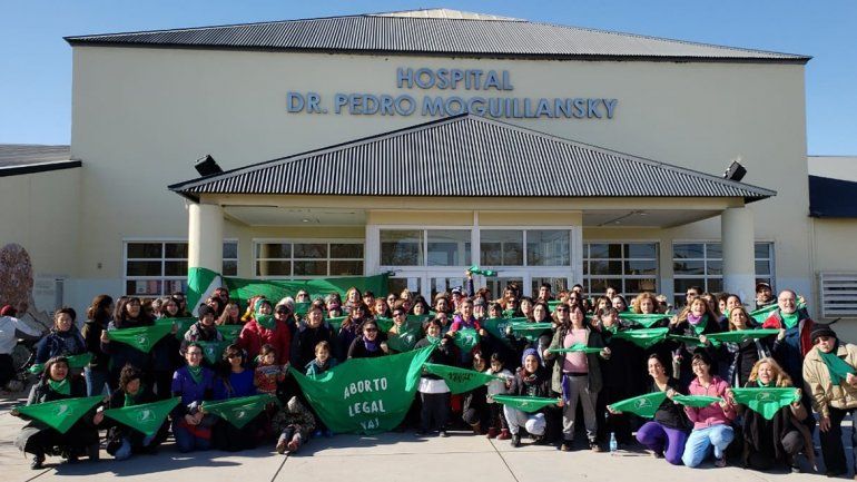 Martes verde: realizaron un pañuelazo en el hospital por la legalización del aborto 