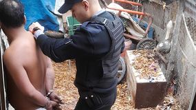 El detenido por agredir a un vecino con un bastón extensible fue detenido en un domicilio de Fernández Oro. Había intentado escapar semidesnudo. | LMCipolletti.com El detenido por agredir a un vecino con un bastón extensible fue detenido en un domicilio de Fernández Oro. Había intentado escapar semidesnudo.