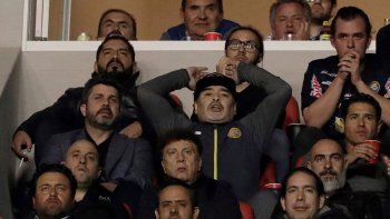 maradona perdio la final y se fue a las pinas con hinchas rivales