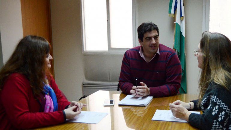 La concejal Villarroel tuvo un diálogo político con el funcionario Vázquez.
