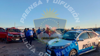 se estrello contra una casa, se fugo e intento pisar a un policia: no sabes quien soy