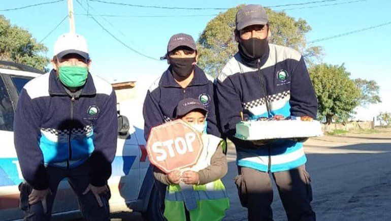 Inspectores de Tránsito sorprendieron a un nene por su cumpleaños