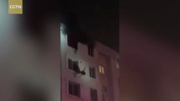 Caía de un sexto piso y un bombero le salvó la vida