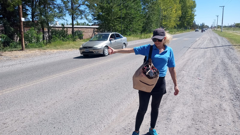 Karina hace dedo en ruta chica ya que los colectivos no están pasando.