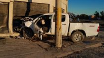 camioneta de una empresa constructora se incrusto en una gomeria en la circunvalacion