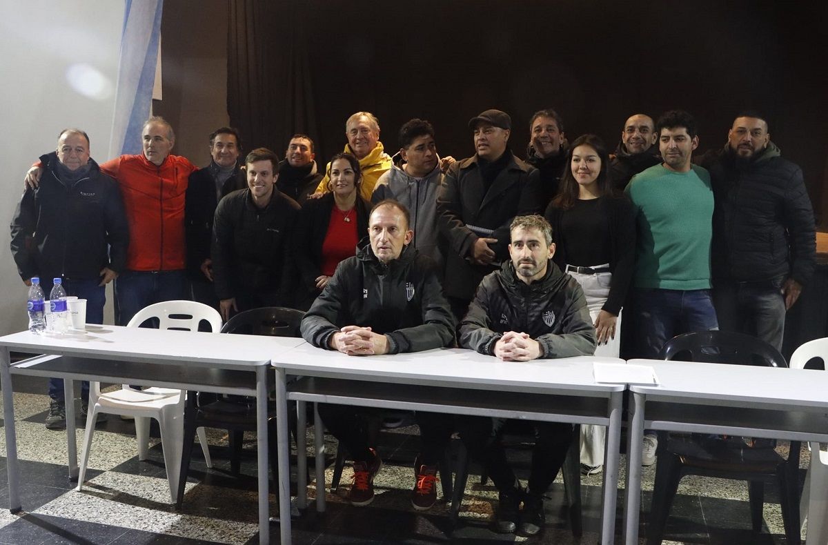 El grupo de trabajo de la nueva subcomisión de Cipolletti junto al técnico, Gabriel Nasta, y su ayudante, Pablo Palanco. Fotos: Anahí Cárdena&nbsp;