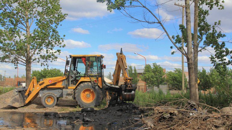 La limpieza del canal es la causa del plan de mudanza. Las máquinas no pueden entrar a la zona más complicada.