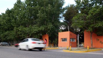 profesor de natacion espiaba con una camara oculta a las chicas del santafesino en neuquen