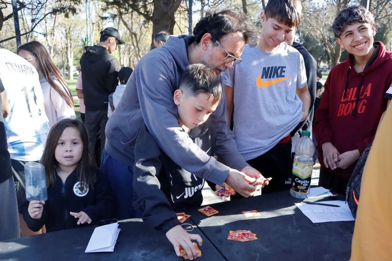 Furor por el cambio de figus del Mundial en el parque Rosauer