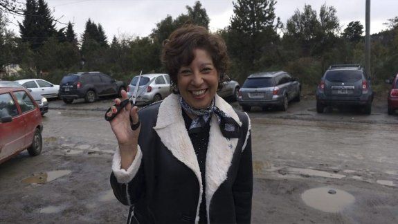 Arabela Carreras votó en Bariloche con una tijera en mano 