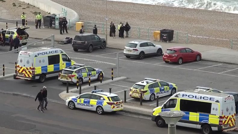 Tras el hallazgo, la Policía montó un importante operativo en la playa de Brighton, Inglaterra.
