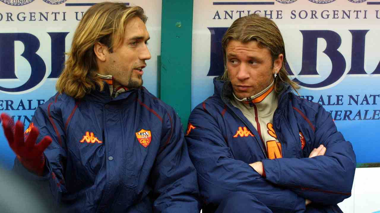batistuta destrozo a cassano, quien lo acuso de no pagar ni un cafe