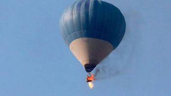 viajaban en globo aerostatico, se prendio fuego y se lanzaron al vacio