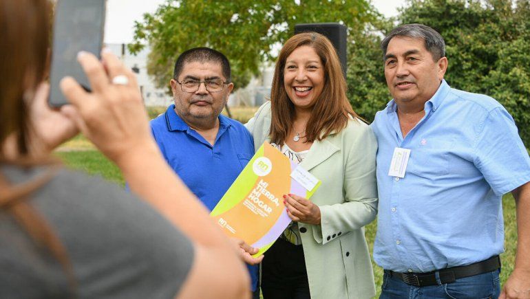 Carreras hizo entrega de t&iacute;tulos de propiedad a familias cipole&ntilde;as 