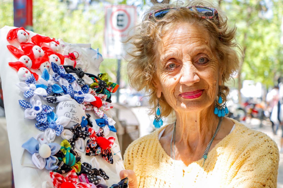 La dama de las escarapelas que presta su oído a la gente