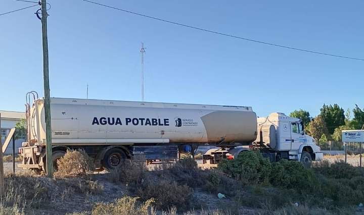 En Las Perlas, los habitantes de los barrios NyC y Río Sol son provistos de agua potable por un camión cisterna alquilado por el Municipio. El suministro resulta muy limitado y en el contexto de los calores del verano la irritación vecinal se acentúa.